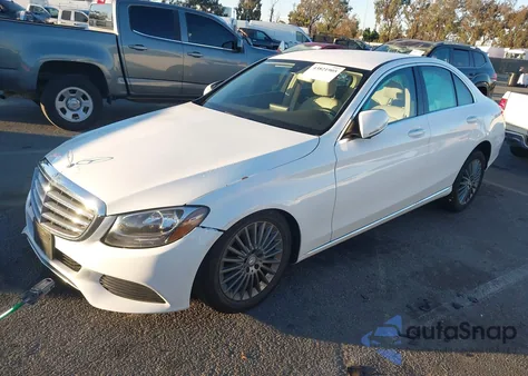 2015 Mercedes-Benz C 300 Luxury 4Matic z USA, uszkodzony, nr VIN 55SWF4KB0FU042370